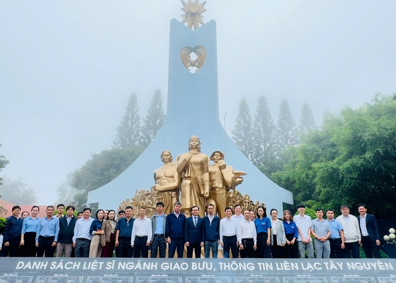 Ngành Khoa học và Công nghệ viếng Đài tưởng niệm các Liệt sỹ Giao bưu – Thông tin liên lạc Tây Nguyên