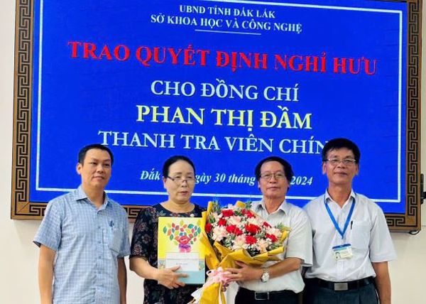 Công bố và trao quyết định nghỉ hưu đối với đồng chí Phan Thị Đầm, Thanh tra viên chính