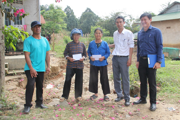 Sở Khoa học và Công nghệ thăm, tặng quà hộ gia đình buôn kết nghĩa Mliêng bị thiệt hại do lũ lụt