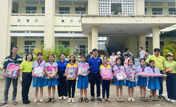 Trao gửi yêu thương đến học sinh vùng lũ