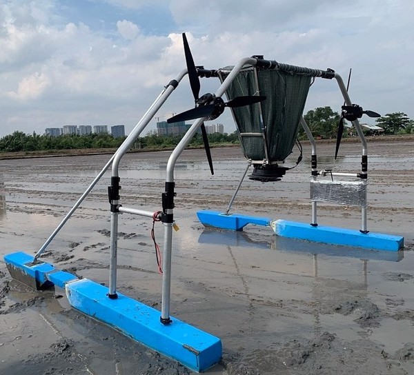 Tự động hóa nông nghiệp: Từ drone đến robot trượt bùn