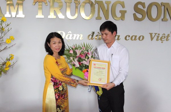 Trao giấy chứng nhận Doanh nghiệp Khoa học và Công nghệ cho Công ty TNHH Ca cao Nam Trường Sơn