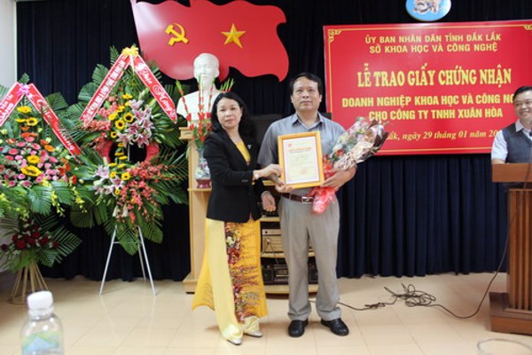 Trao giấy chứng nhận Doanh nghiệp Khoa học và Công nghệ cho Công ty TNHH Xuân Hòa