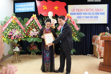 Ông Nguyễn Hải Ninh - Phó Chủ tịch UBND tỉnh Đắk Lắk trao giấy chứng nhận cho lãnh đạo Công ty TNHH Viết Hiền