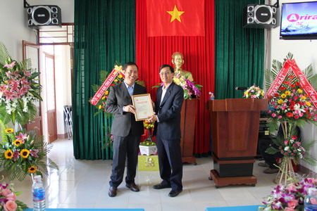 Đồng chí Trịnh Đức Minh trao giấy chúng nhận cho đại diện Công ty Đăng Phong