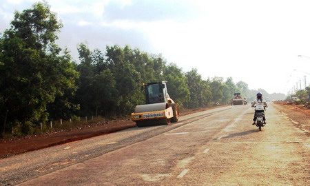 Quốc lộ 26 – một trong những tuyến giao thông huyết mạch qua địa bàn tỉnh đã và đang được quan tâm đầu tư nâng cấp.