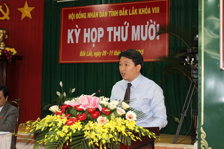 Ông Nguyễn Hải Ninh, Phó Chủ tịch UBND tỉnh trình bày Báo cáo Kết quả thực hiện các nội dung đã trả lời chất vấn tại Kỳ họp thứ 9, HĐND tỉnh khóa VIII