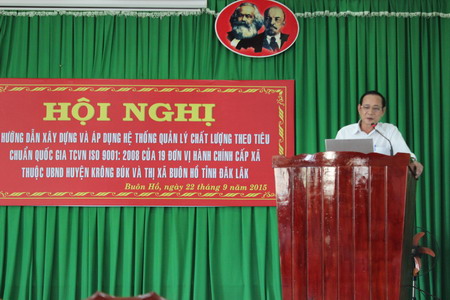 Ông Nguyễn Thanh Tùng - Phó chủ tịch UBND thị xã Buôn Hồ phát biểu tại Hội nghị