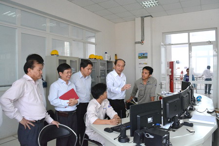 Chủ tịch UBND tỉnh Phạm Ngọc Nghị trao đổi với cán bộ kỹ thuật Nhà máy thủy điện Hòa Phú về việc vận hành nhà máy.