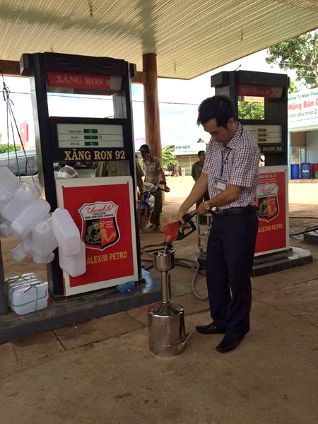 Kiểm tra cột bơm xăng bằng bình chuẩn tại cửa hàng xăng dầu Ngọc Minh, thị trấn Ea Súp, huyện Ea Súp.