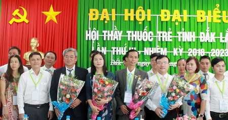 Ban Chấp hành Hội Thầy thuốc trẻ tỉnh khóa III, nhiệm kỳ 2018-2023 ra mắt tại Đại hội.
