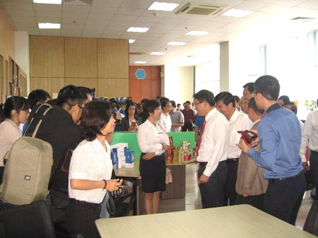 Ông Nguyễn Hải Ninh trao đổi với Các đại biểu tại Khu hỗ trợ
