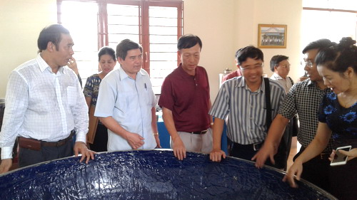 Ông Nguyễn Đăng Phong, Giám đốc Công ty giới thiệu thuyền thúng vỏ kim loại với Đoàn giám sát của Quốc Hội
