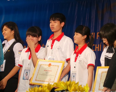 Những giọt nước mắt hạnh phúc của học sinh Trường THPT số 2 Bảo Yên khi đạt giải Nhì toàn cuộc.