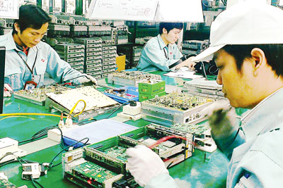 Sản xuất thiết bị viễn thông tại nhà máy Viettel