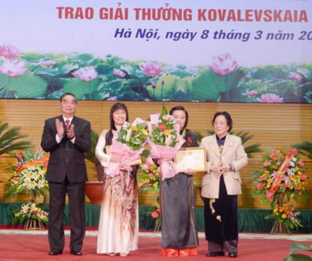 PGS.TS Lê Thị Luân (thứ 2 từ trái sang) - vinh dự được nhận giải thưởng Kovalevskaia năm 2013 