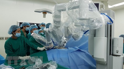 Các bác sĩ thực hiện ca phẫu thuật bằng robot
