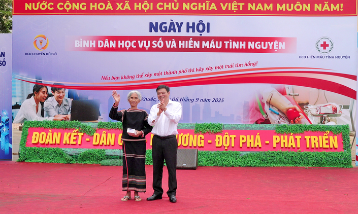 Sở Khoa học và Công nghệ tặng bộ thiết bị livestream cho đại diện buôn làng xã Ea Knuếc