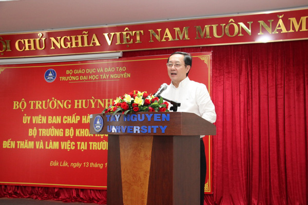 Bộ trưởng Bộ Khoa học Công nghệ Huỳnh Thành Đạt đến thăm và làm việc tại trường Đại học Tây Nguyên