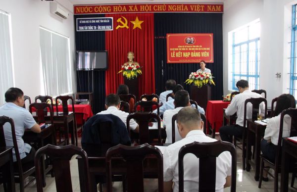 Chi bộ Trung tâm Thông tin - Ứng dụng Khoa học và Công nghệ tổ chức Lễ kết nạp đảng viên mới