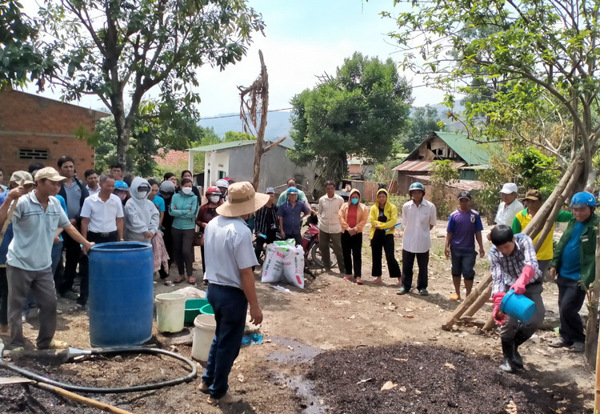 Tập huấn "Kỹ thuật Sản xuất phân hữu cơ sinh học từ phế phụ phẩm nông nghiệp đến các hộ đồng bào vùng sâu, vùng xa tại huyện Lắk, tỉnh Đắk Lắk"