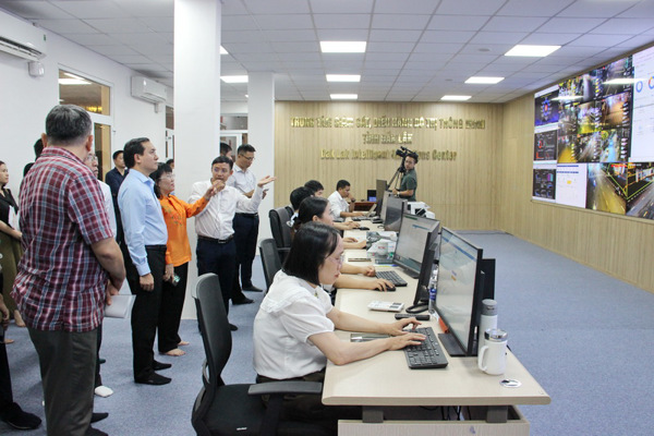 Phó Chủ tịch UBND tỉnh Hồ Thị Nguyên Thảo thăm và làm việc với Trung tâm Giám sát, Điều hành Đô thị Thông minh tỉnh Đắk Lắk