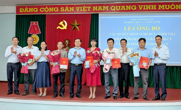 Trao Quyết định nghỉ hưu, thôi việc đối với cán bộ, công chức theo Nghị định 178/2024/NĐ-CP và Nghị định 67/2025/NĐ-CP