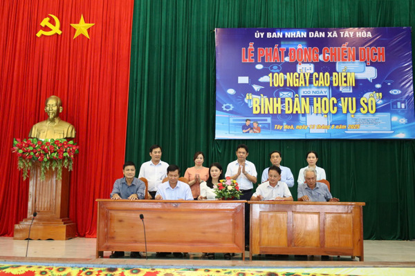 Tây Hoà: quyết tâm phổ cập kỹ năng số trong 100 ngày cao điểm “Bình dân học vụ số”