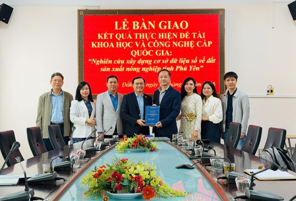 Bàn giao kết quả thực hiện đề tài Khoa học và Công nghệ cấp Quốc gia “Nghiên cứu xây dựng cơ sở dữ liệu số về đất sản xuất nông nghiệp tỉnh Phú Yên”