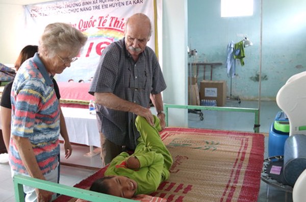 Chương trình khám sàng lọc miễn phí dị tật cơ xương khớp – sẹo bỏng tại huyện Ea Kar