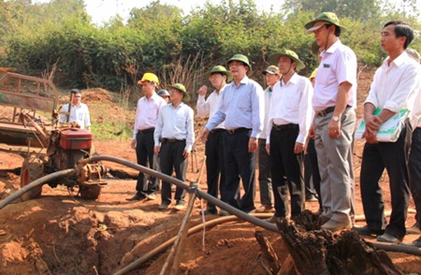 Bộ trưởng Bộ Nông nghiệp và Phát triển nông thôn Cao Đức Phát kiểm tra tình hình hạn hán tại tỉnh Đắk Lắk