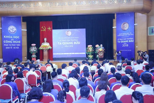 Giải thưởng Tạ Quang Bửu năm 2019 được trao cho ba nhà khoa học thuộc các lĩnh vực Cơ học, Y sinh Dược học, Vật lý