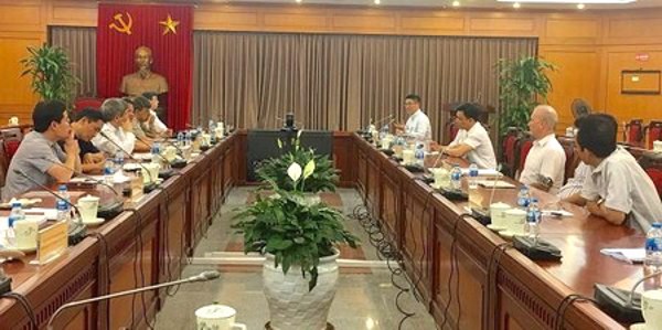 ‘Vắc xin phòng COVID-19 là một vắc xin mới, rất khó’