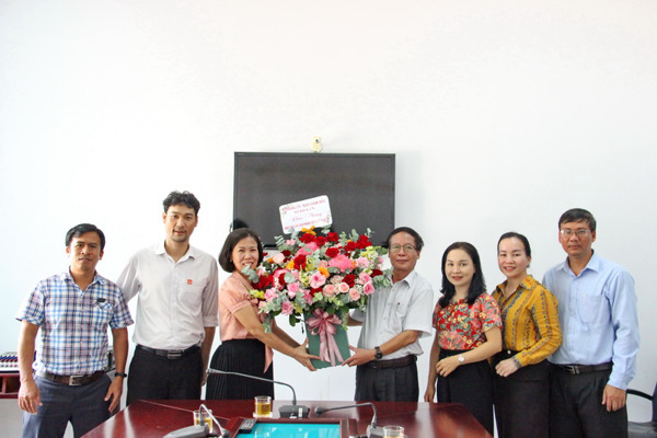 Lãnh đạo Sở KH&CN thăm và chúc mừng Trung tâm Thông tin - Ứng dụng KH&CN nhân kỷ niệm 98 năm Ngày Báo chí Cách mạng Việt Nam