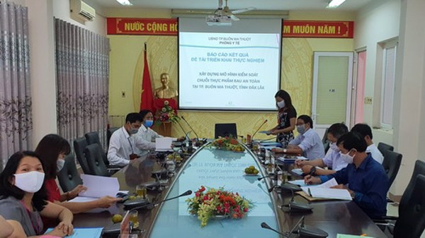 Hội đồng nghiệm thu đề tài: "Xây dựng mô hình kiểm soát chuỗi thực phẩm rau an toàn tại thành phố Buôn Ma Thuột, tỉnh Đắk Lắk"