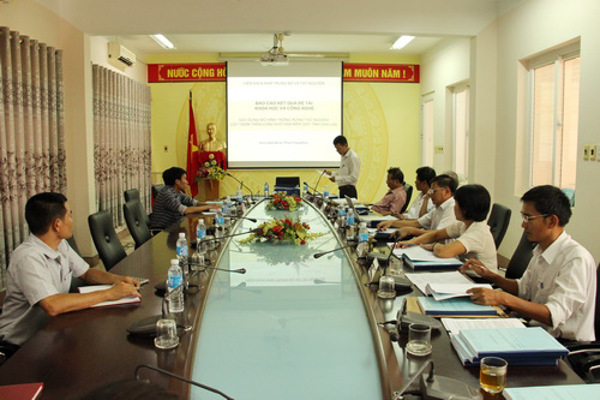 Hội đồng nghiệm thu đề tài cấp tỉnh: "Xây dựng mô hình trồng thử nghiệm cây trôm trên vùng khô hạn thuộc khu vực biên giới của tỉnh Đắk Lắk"
