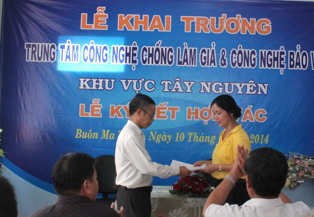 Ông Trần Đức Hiền - Phó trưởng phòng Quản lý Công nghệ và Thống kê KH&CN trao giấy chứng nhận cho bà Phạm Hoàng Kiều Dung - Giám đốc Trung tâm Công nghệ chống làm giả và Công nghệ bảo vệ khu vực Tây Nguyên tại Đắk Lắk.