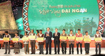 Thay mặt Ban Chỉ đạo Tây Nguyên, Đại tướng Trần Đại Quang trao tượng trưng số tiền hỗ trợ xây dựng nhà ở cho các hộ nghèo