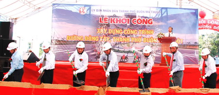 Các đại biểu tiến hành nghi thức động thổ tại Lễ khởi công công trình