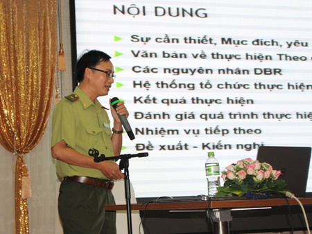 Đại diện Chi cục Kiểm lâm tỉnh trình bày báo cáo tình hình triển khai ứng dụng phần mềm theo dõi diễn biến rừng và đất lâm nghiệp do FORMIS chuyển giao trên địa bàn tỉnh thời gian qua.