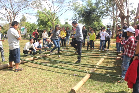 Du khách du xuân và tham gia một số trò chơi dân gian tại Khu du lịch sinh thái Văn hóa Cộng đồng Ko Tam.