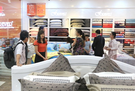 Khách hàng tham quan một số gian hàng tại Vincom Plaza Buôn Ma Thuột.