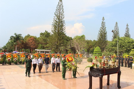 Dâng hoa tưởng niệm anh linh các liệt sỹ