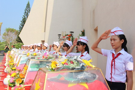 Các em học sinh dâng hoa bày tỏ lòng tri ân với các liệt sỹ.