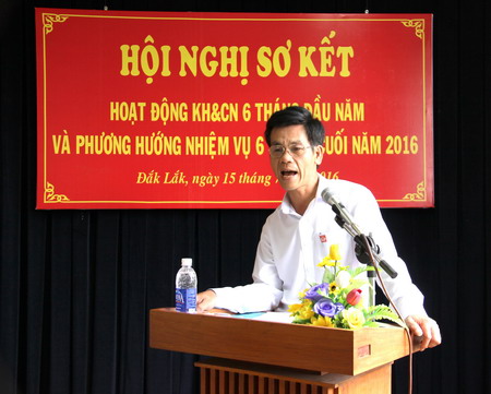 Ông Nguyễn Văn Khoa – Phó Giám đốc Sở KH&CN báo cáo kết quả hoạt động KH&CN 6 tháng đầu năm và phương hướng nhiệm vụ 6 tháng cuối năm 2016.