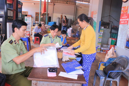 Đoàn liên ngành thường trực của tỉnh tiến hành kiểm tra điều kiện kinh doanh xăng dầu tại cửa hàng xăng dầu Hồng Lợi, xã Ea Lê, huyện Ea Súp. 