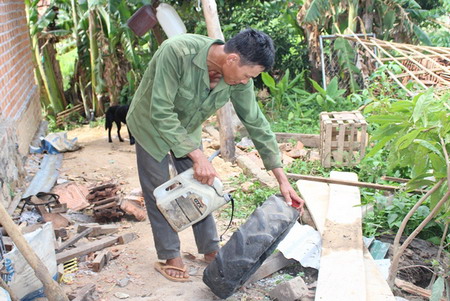 Xử lý các dụng cụ chứa nước, vỏ (lốp) xe cũ nhằm diệt bọ gậy (lăng quăng) để hạn chế nguồn sinh sản của muỗi truyền bệnh