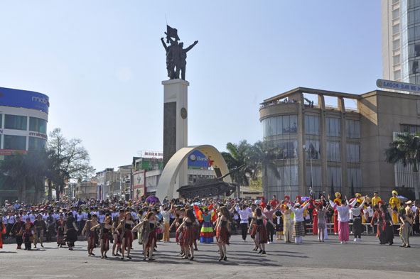 Ngã Sáu Buôn Ma Thuột tưng bừng,nhộn nhịp và rực rỡ sắc màu trong Lễ hội đường phố.