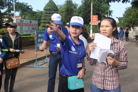 Sinh viên tình nguyện Trường Đại học Tây Nguyên tham gia Chương trình Tiếp sức mùa thi. (Ảnh tư liệu)