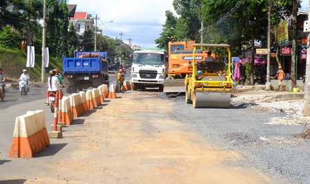 Thi công đường thuộc Dự án nâng cấp, cải tạo đường Hồ Chí Minh đoạn qua đường Lê Duẩn, TP.Buôn Ma Thuột. (Ảnh minh họa)